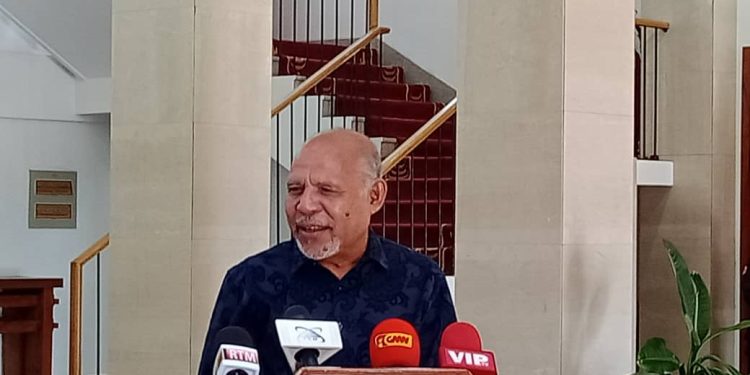 Lere pede ao Governo que trate jovens no estrangeiro com dignidade