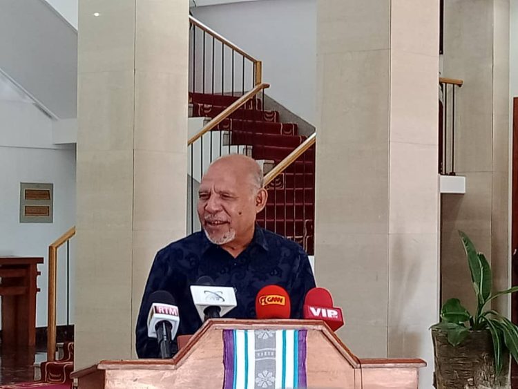 Lere pede ao Governo que trate jovens no estrangeiro com dignidade