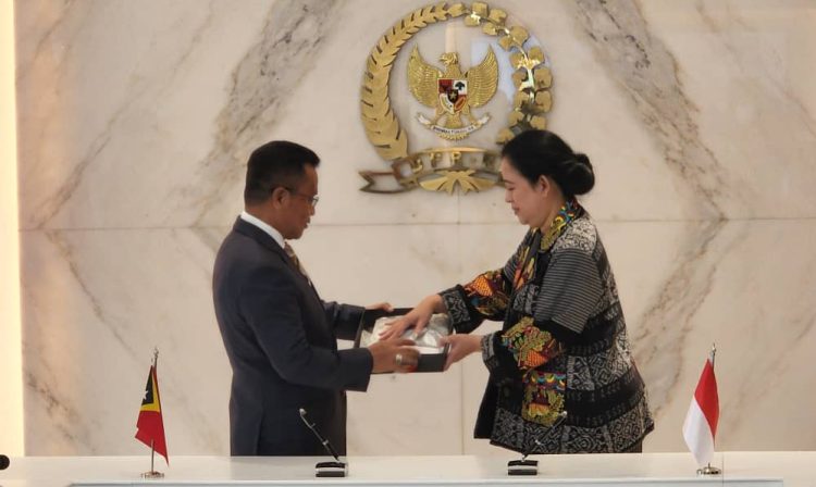 Aniceto Guterres encontra-se com o seu homólogo indonésio