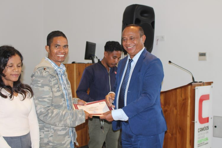 Mapkoms Atribui Sertifikadu Dalen Portugues Ba Jornalista