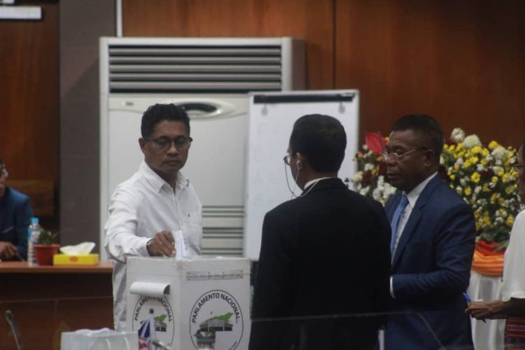 Kompozisaun Meza PN “Deputadu Mane  Nain Ida Sikat Leet”