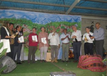 Livru Tropical Permaculture Guidebook Hetan Lansa