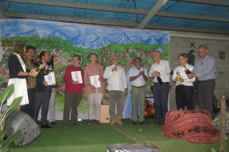 Livru Tropical Permaculture Guidebook Hetan Lansa