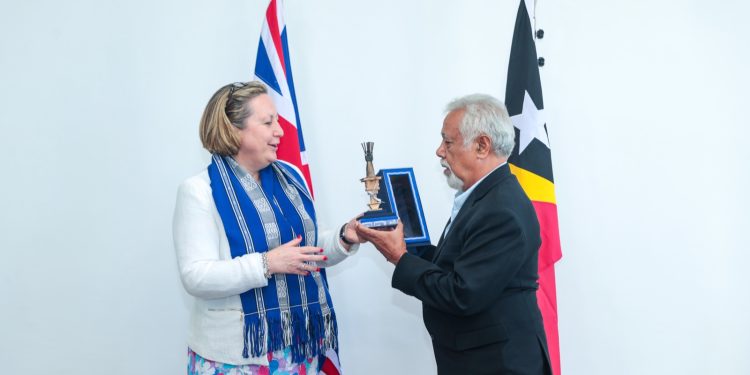 PM RDTL, Kay Rala Xanana Gusmão entrega prenda  ba  Ministra Reinu Unido ba Indo-Pasifiku, Anne- Marie Trevelyan.
