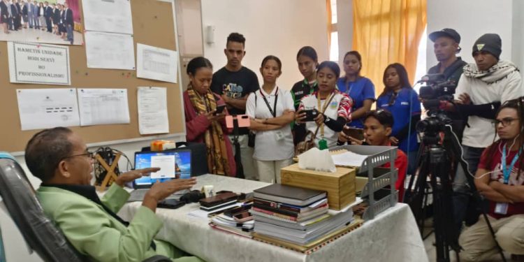 Jornalista hirak ne'ebé involve iha Media Tour ne'ebé organiza husi AJTL no hetan apoiu husi OXfam Timor-Leste hala'o intervista ho Diretor Exekutivu Haspotál Referál Maubessi, dr. Virgilio Mendonça Pereira.      (Foto Joaquim Rakom Maubessi, Joaquim de Fatima Contino)