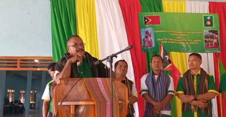 Unidade-Prezidente Konselleiru Partidu Politiku KUNTO, José do Santos Naimori Bucar hato’o deskursu iha Munisipiu Ermera hodi fó importansia ba lider politiku sira nia hamutuk iha unidade nasionál hodi fó moris hakmatek ba povu.             (Foto MOT/Francisca)