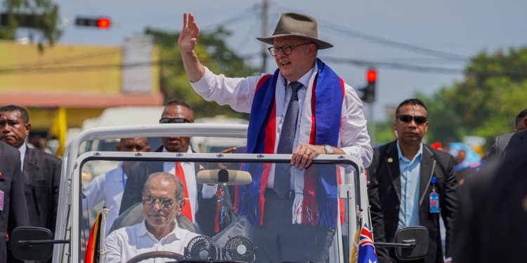 PM Austrália, Anthony Albanese sae kareta PR Ramos Horta nian ne'ebé akompaña mos husi PM RDTL, Kay Rala Xanana Gusmão, foti liman hodi komprementa estudante no joven sira ne'ebé kaer hela bandeira RDTL no bandeira Austrália nian ne'ebé hala'i konvoi ne'ebé lao ain husi aeroportu to'o palasiu Prezidente Aitarak Laran, Kuarta, (28/01/2026).
(Foto Media Palasiu PR José Ramos Horta)